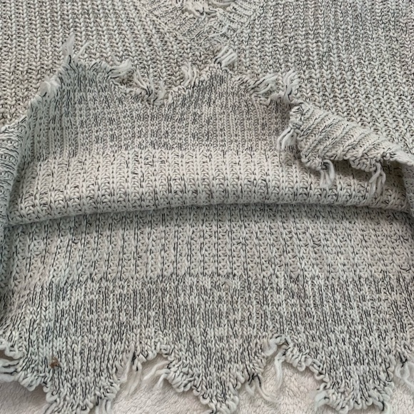 Vistique V-neck Frayed Sweater Size Medium - Picture 11 of 17